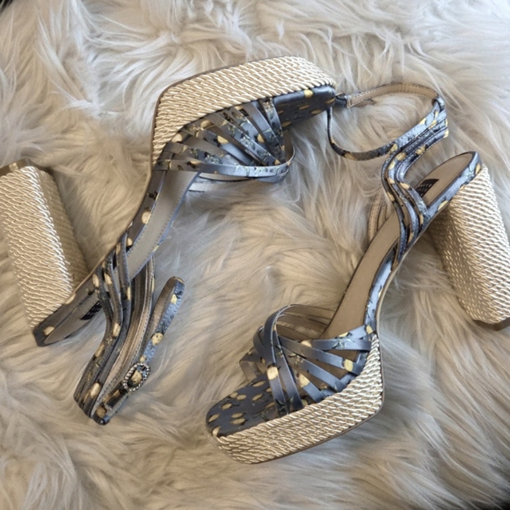 NWOT White House Black Market Blue satin with lemon print Strappy Heels Sz 8M
